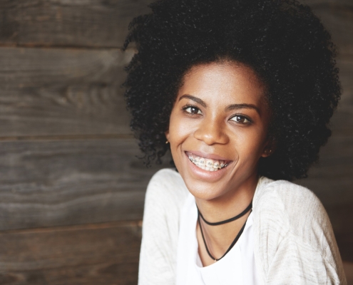 portrait-beautiful-young-woman-with-afro-hairstyle